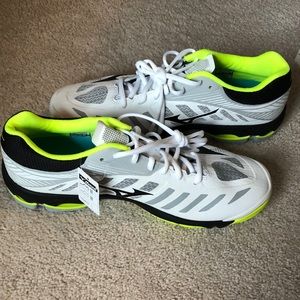 NWT mizuno wave lightning Z4